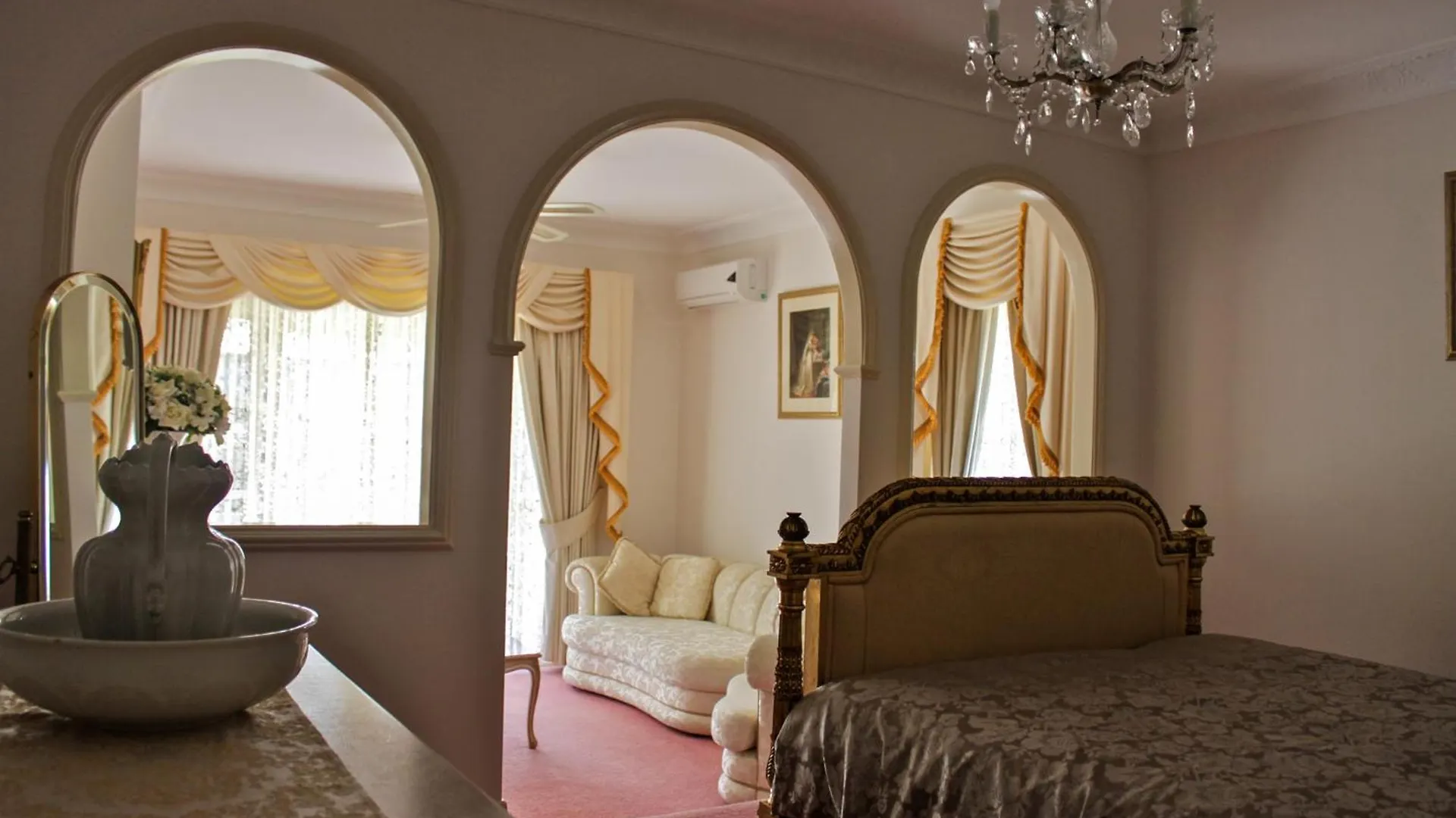 The Manor Tamborine Mountain Hotel